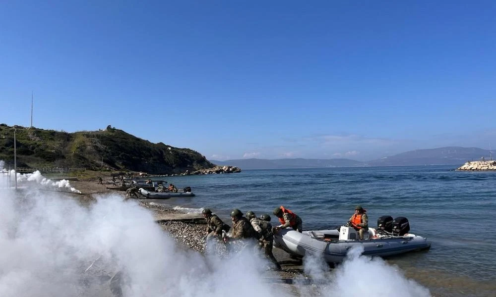 Τούρκοι πεζοναύτες έχοντας εμπεδώσει το πνεύμα της Διακήρυξης των Αθηνών κάνουν αποβατική άσκηση ενώ Τούρκοι και Πακιστανοί Καταδρομείς προετοιμάζονται